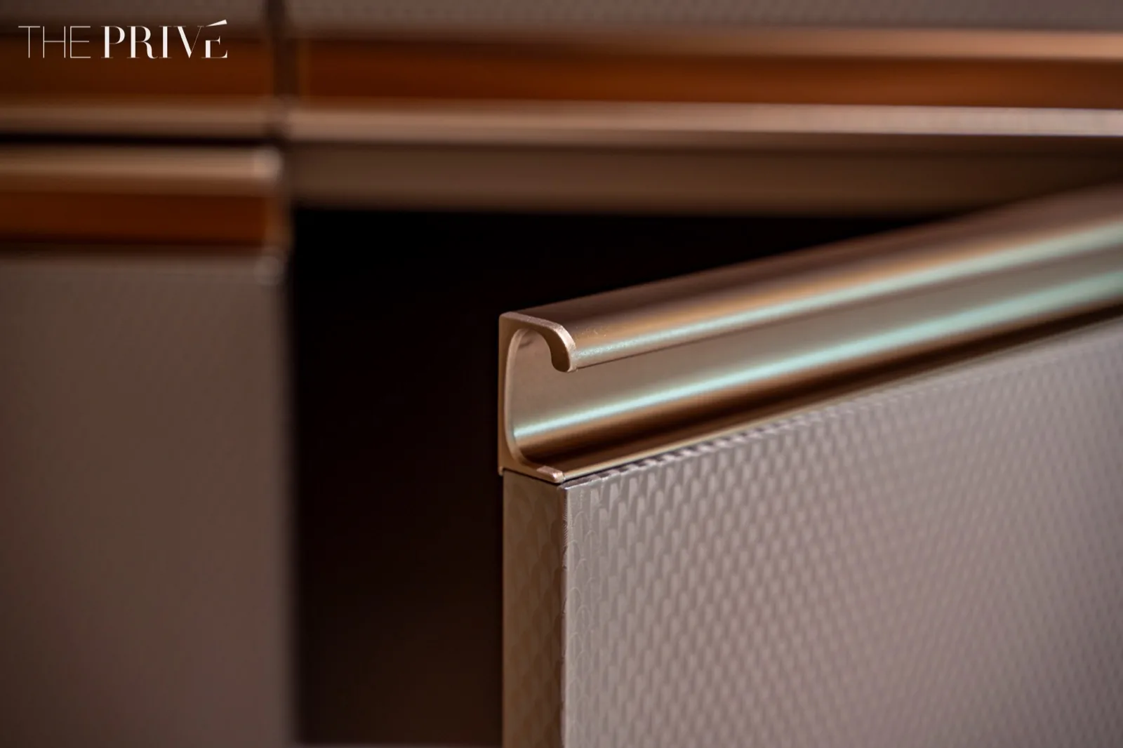 Tay nắm Champagne Gold và bề mặt dập nổi 3D The Privé